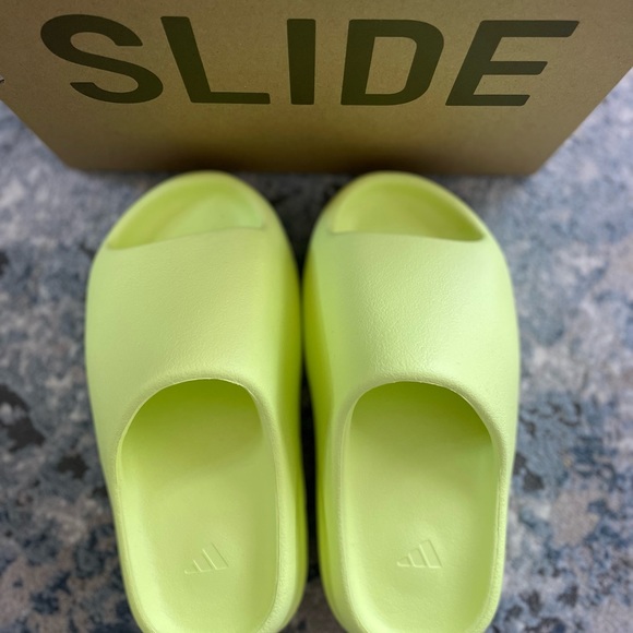 Yeezy slides in glow green - Picture 2 of 7